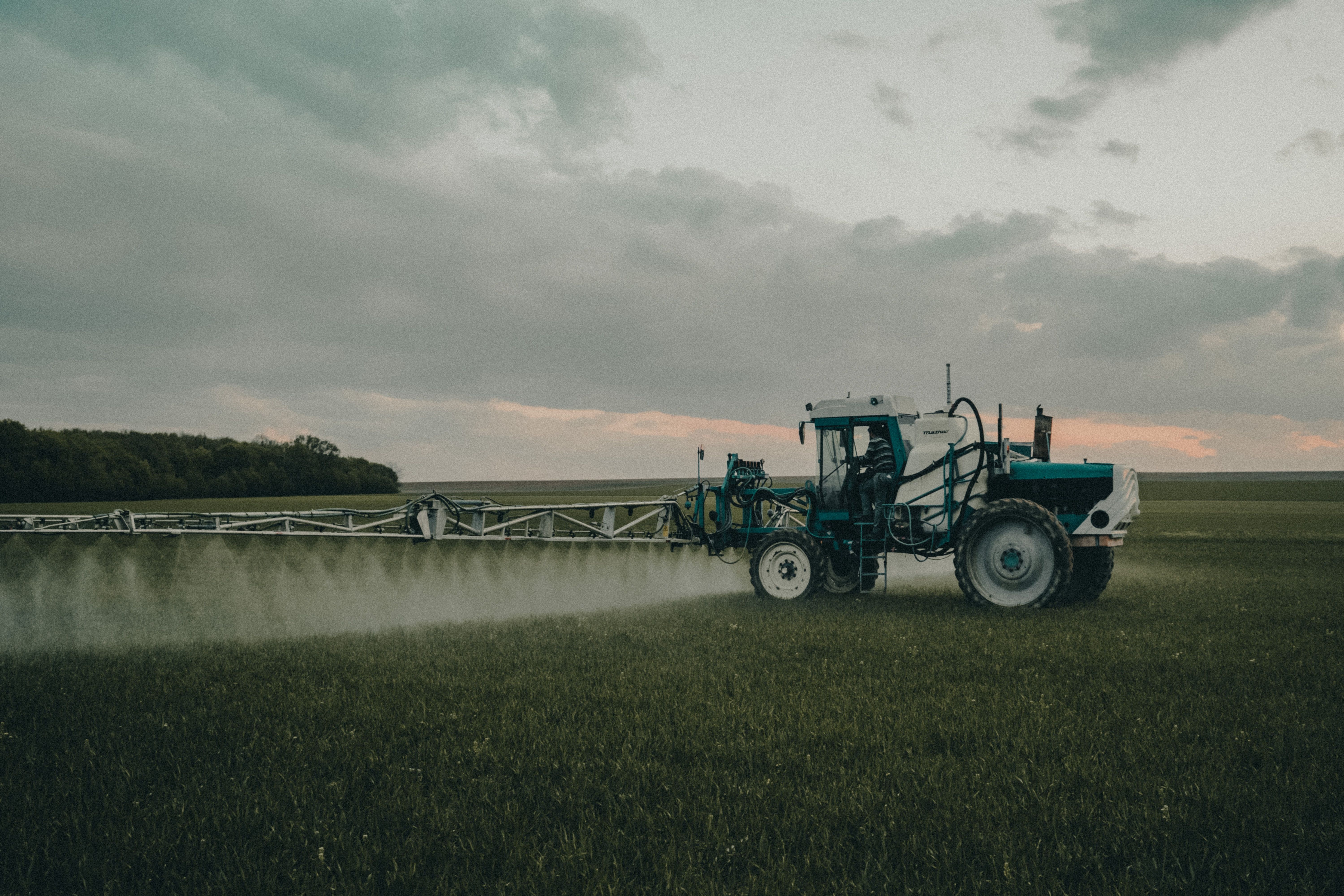 Jak obliczyć dawkowanie środków ochrony roślin? Poradnik AGROSKŁAD Sp. z o.o.